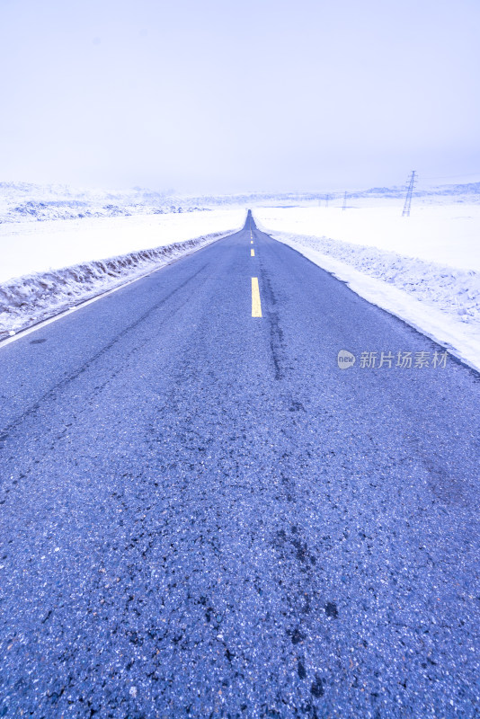 新疆雪地道路