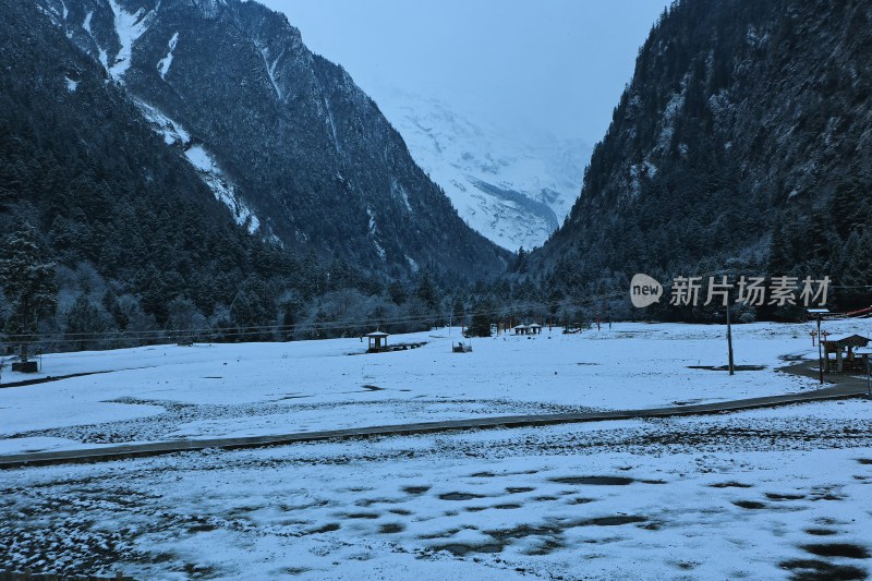 雪山下的开阔雪地风光